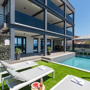 Villa Twins, Crikvenica